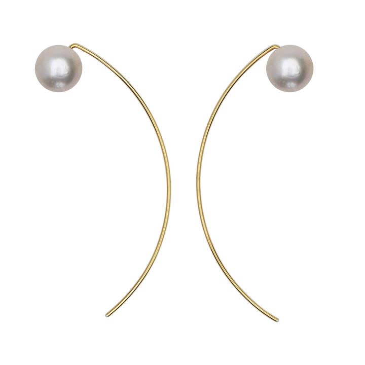 Curve Ohrringe mit runden Süßwasserperlen (7 mm) für den Großhandel von Melissa McArthur - Jewellery Made in London