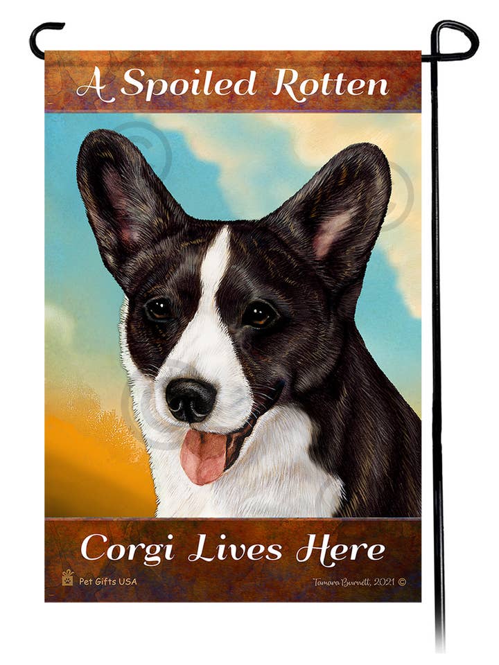 Une sableuse pourrie gâtée vit ici - Drapeau de jardin pour la vente par Pet Gifts USA, LLC