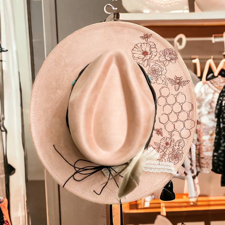 Spring Western, cappello bruciato, a nido d'ape, fiori selvatici per la vendita all'ingrosso da parte di Wild Indigo