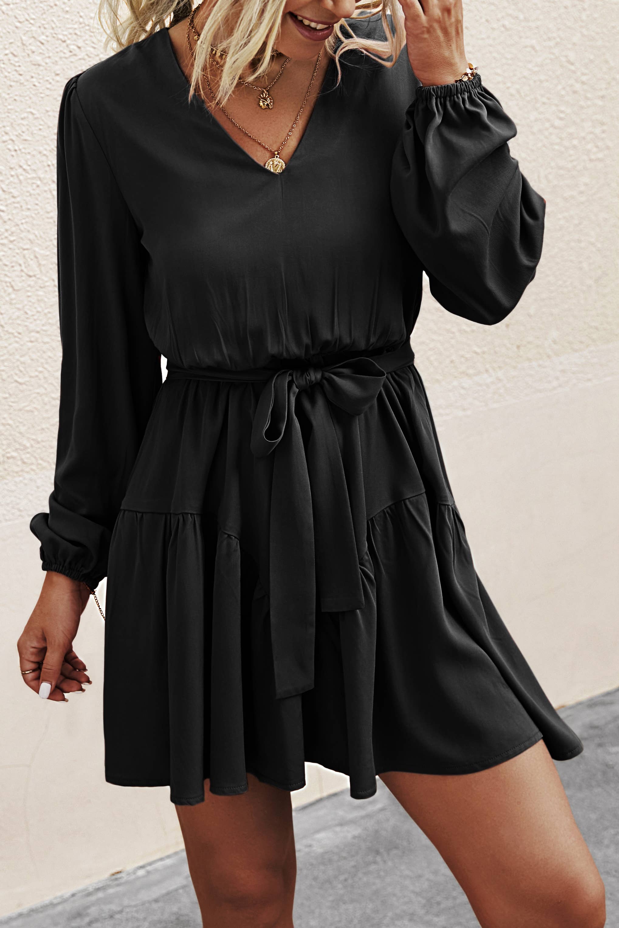 eLook – Großhandel Kleid – Damen – SZ1-DR6095 Langarmkleid mit V-Ausschnitt und Gürtel4