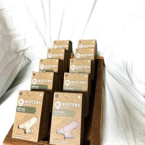 Winter-Seifenkollektion mit Display für den Großhandel von Madison Soap Co