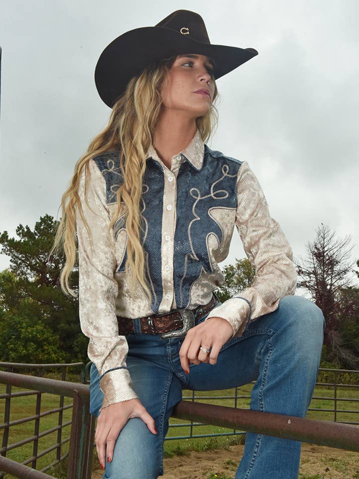 Cardigan con bottoni con stampa serpente blu e crema per la vendita all'ingrosso da parte di Cowgirl Tuff Co. / B. Tuff Jeans