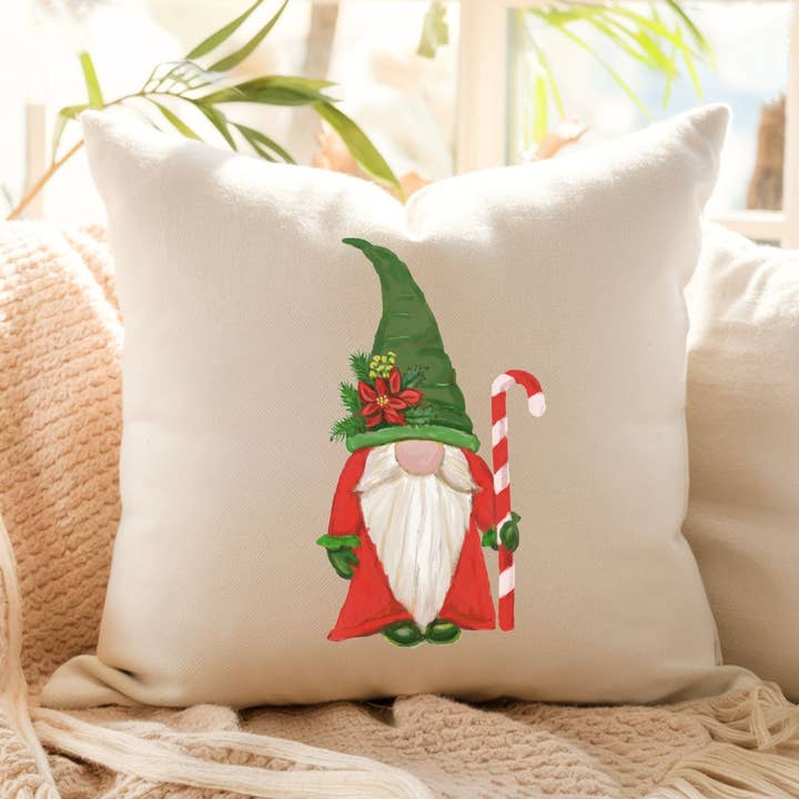 Coussin de Noël Festif Gnome - Décoration de Maison de Vacances Fantaisiste pour la vente par MerikaArt