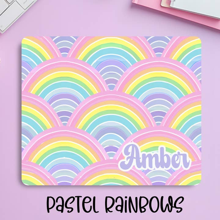 Tapis de souris arc-en-ciel pastel personnalisé – Tapis de bureau esthétique doux avec nom personnalisé pour la vente par Creekside Design Company