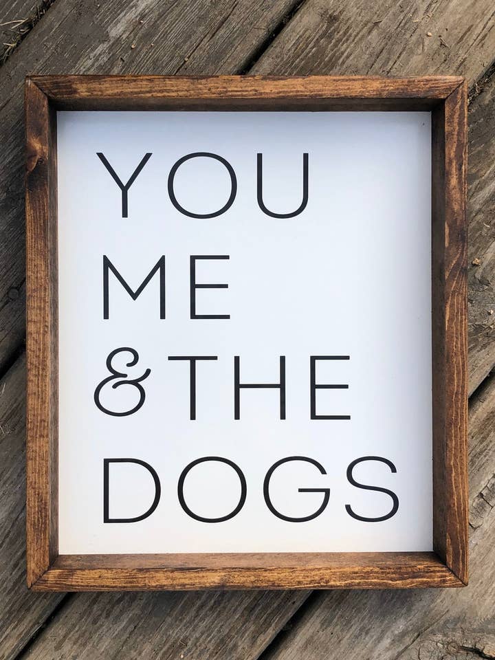 Targa in legno con cornice «You, Me and the Dogs per la vendita all'ingrosso da parte di Willie & Dolly Designs