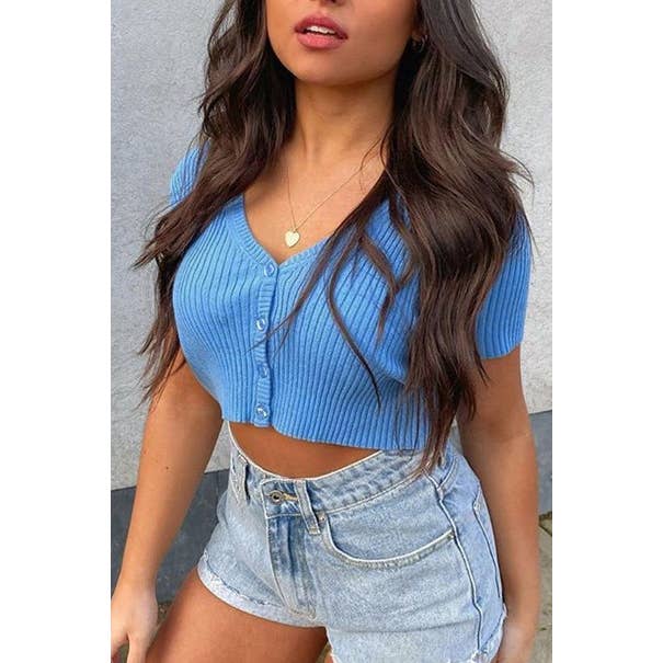 Enfärgad kortärmad croptop med V-ringning och enkelknäppt fram för wholesale av TREND SHOP