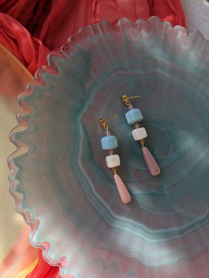 Brincos Elegantes Rosa, Azul e Branco por atacado de Crafty Archivist