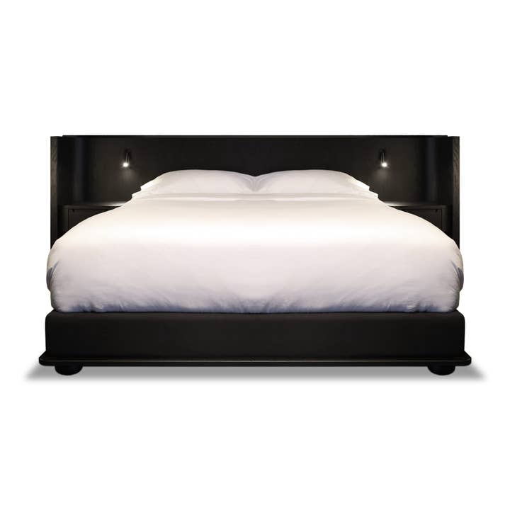 Bett aus Leder mit Nachttischen | SADDLE für den Großhandel von Humble Nature