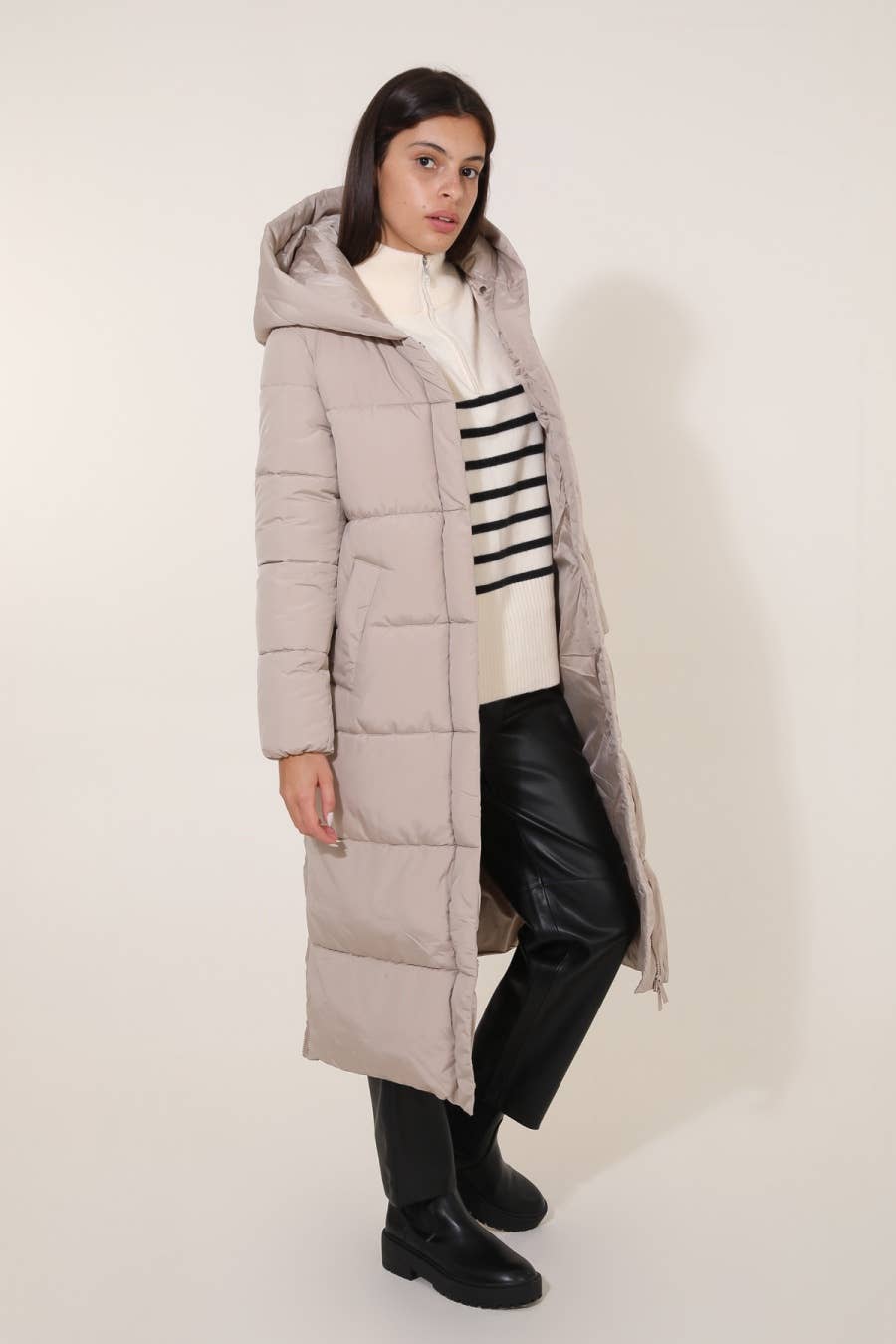 Attrait Paris - Wholesale Puffer Jacket - Women's - Long quilted down jacket with hood10