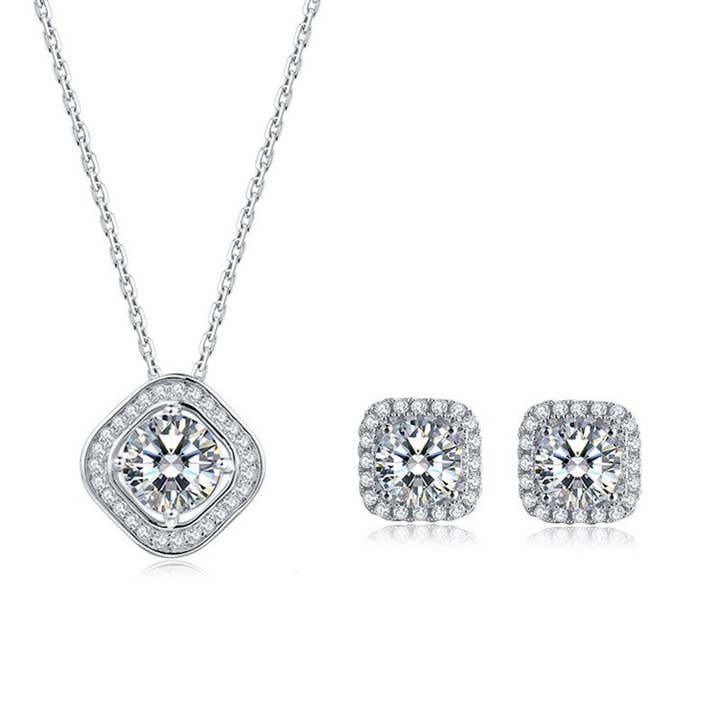 Boucles d'oreilles à tige en forme de halo carré en forme de moissanite en argent sterling plaqué platine (5 mm, rosée de 1 ct) et pendentif halo carré assorti (6,5 mm, 1 ct de rosée) pour la vente par TwoBirch