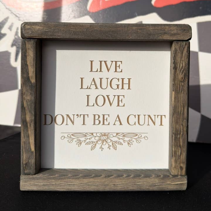 Inramad skylt: "Lev, skratta, älska – var ingen fitta" för wholesale av Rebel Roses