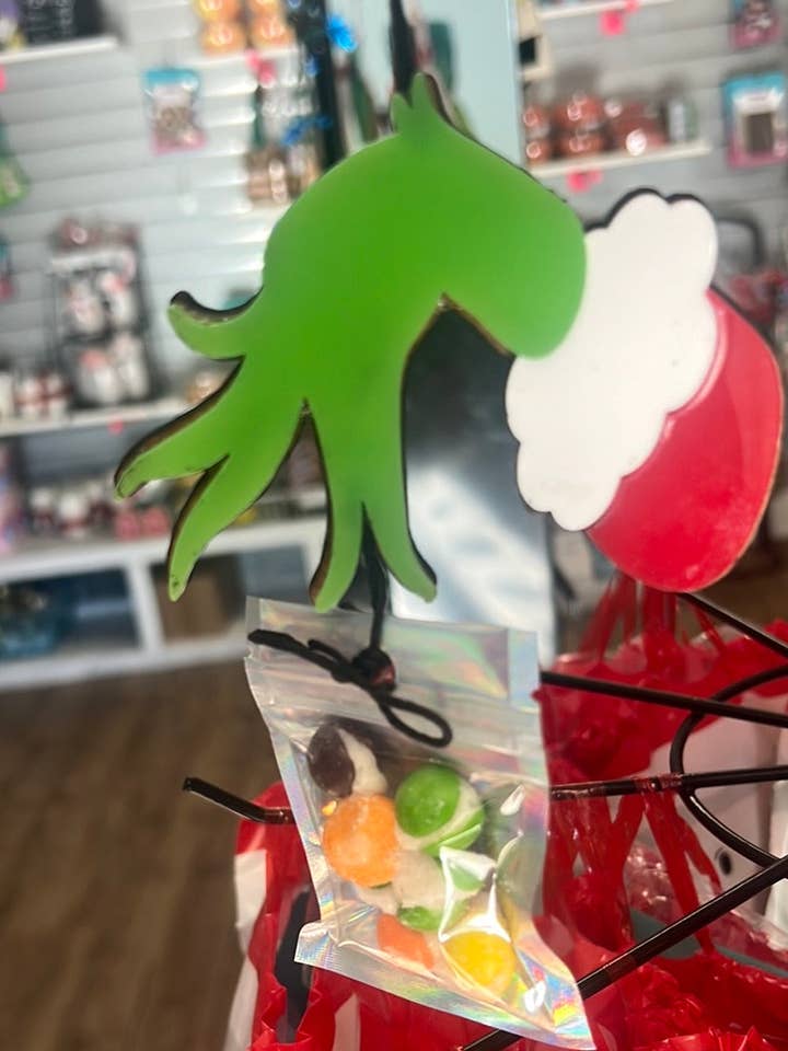 Acrylique, motif en forme de main, ornement, attaché à un sac de friandises lyophilisées pour la vente par Freezy Favorites