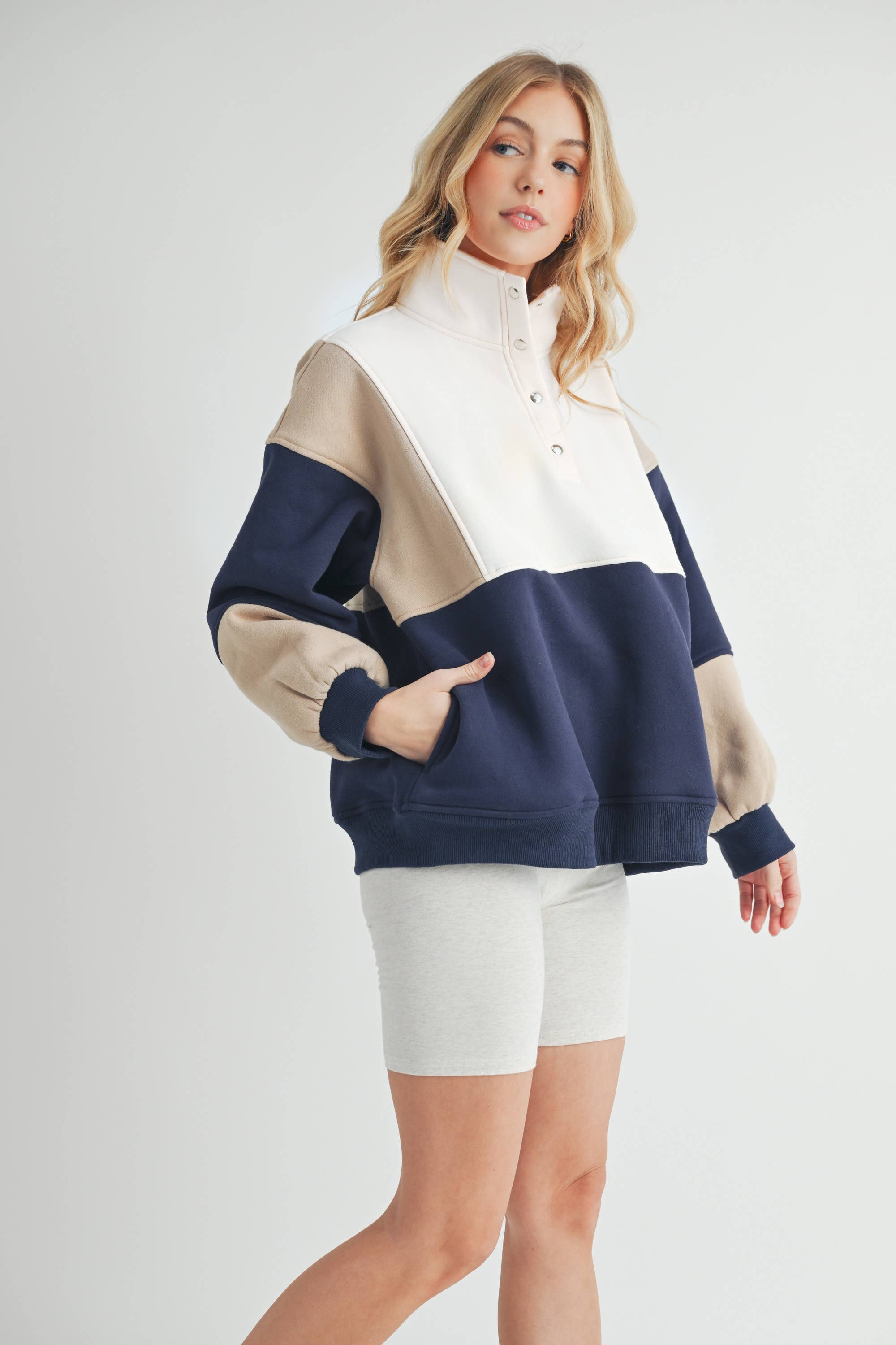 AEMI + CO – wholesale Sweatshirt - Dam – 992EK Glo colorblock-tröja med tryckknappar4