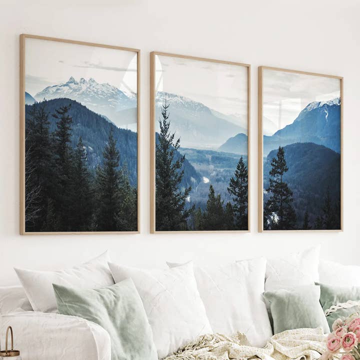 Forêt de montagne bleu marine. Art du paysage nordique pour la vente par Art Lane