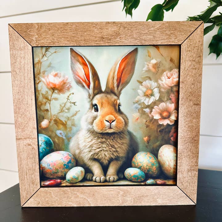 8,5" Gerahmter Hase mit Blumenakzenten und Ostereiern für den Großhandel von Farmhouse Decor & Co.