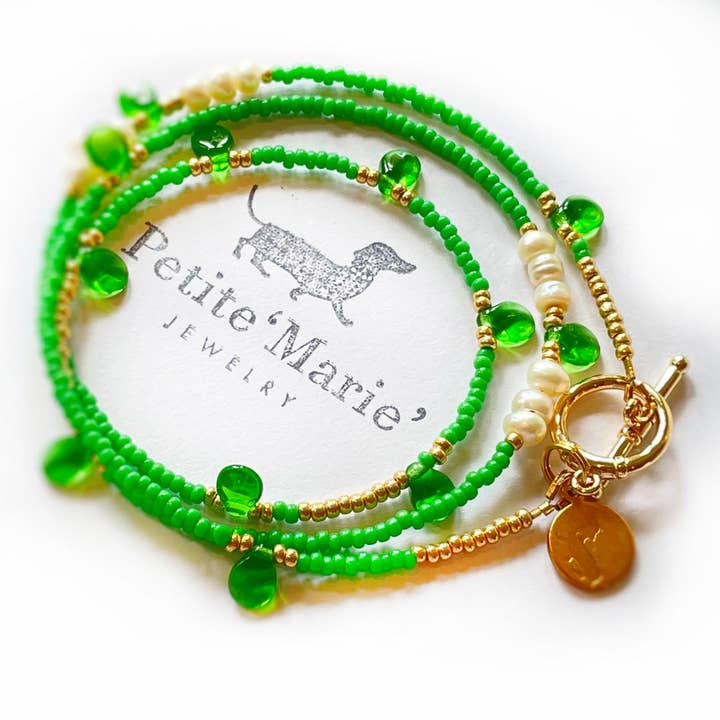 2021- A01- 00037 - Bracciale avvolgente - Oro - Verde Fiji - Perle per la vendita all'ingrosso da parte di Petite Marie Jewelry