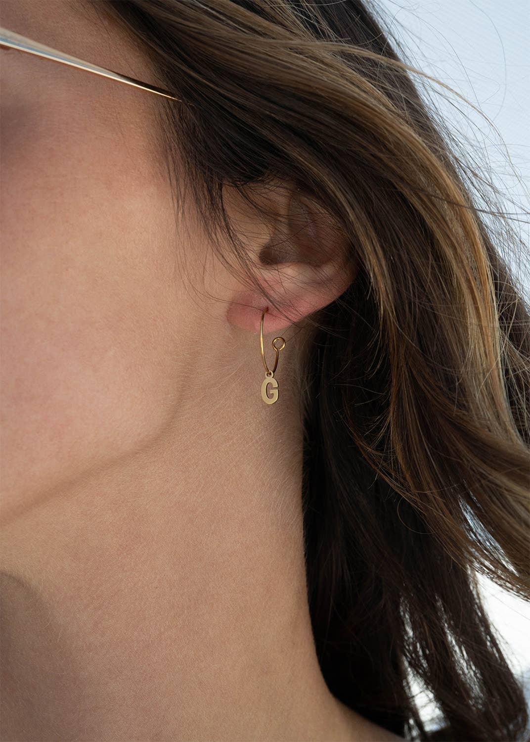 WJW – Brincos de argola por atacado – Brincos Mini Argola com Inicial em Aço Inoxidável PVD Ouro 18K2