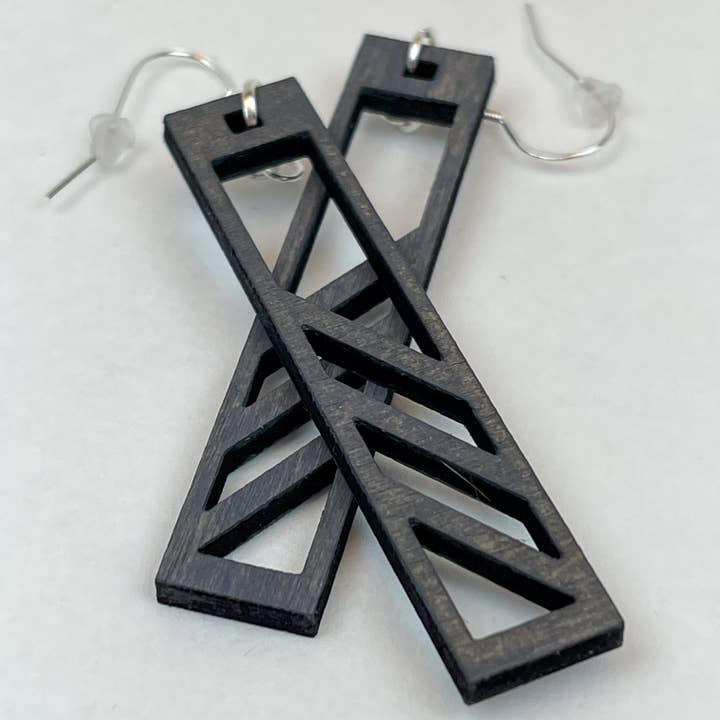 Grandi orecchini in legno geometrico intagliato a forma di castello per la vendita all'ingrosso da parte di Art by Erica H & Rebel Stitchers