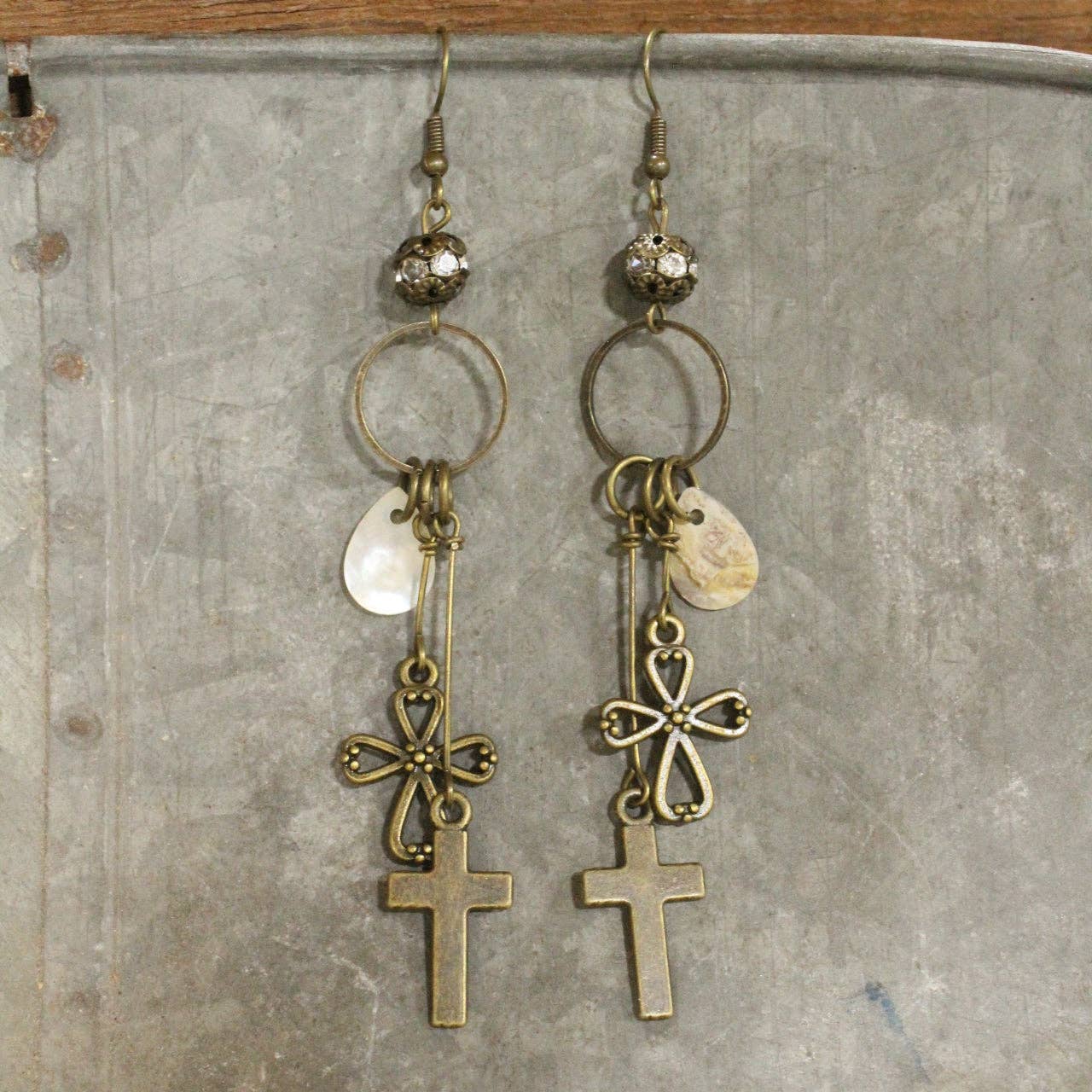 The Primitive Peddler, Inc. - Vente Boucles d'oreilles pendantes - Boucles d'oreilles charmées avec pendentif croix vintage2