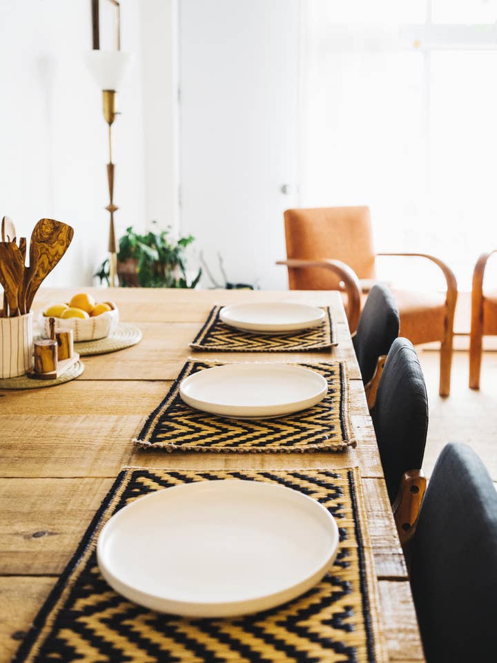 Set de table rectangulaire en jonc tissé à la main, motif en zigzag pour la vente par Argile & Osier