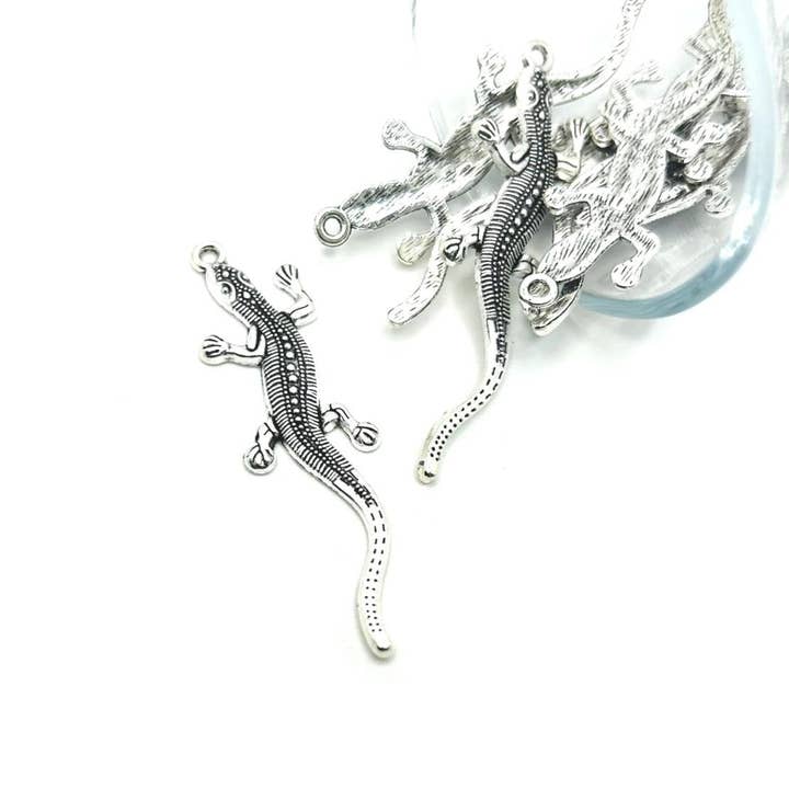 Pendentifs Charme Lézard Grand, 56x15mm pour la vente par Guerrilla Charm