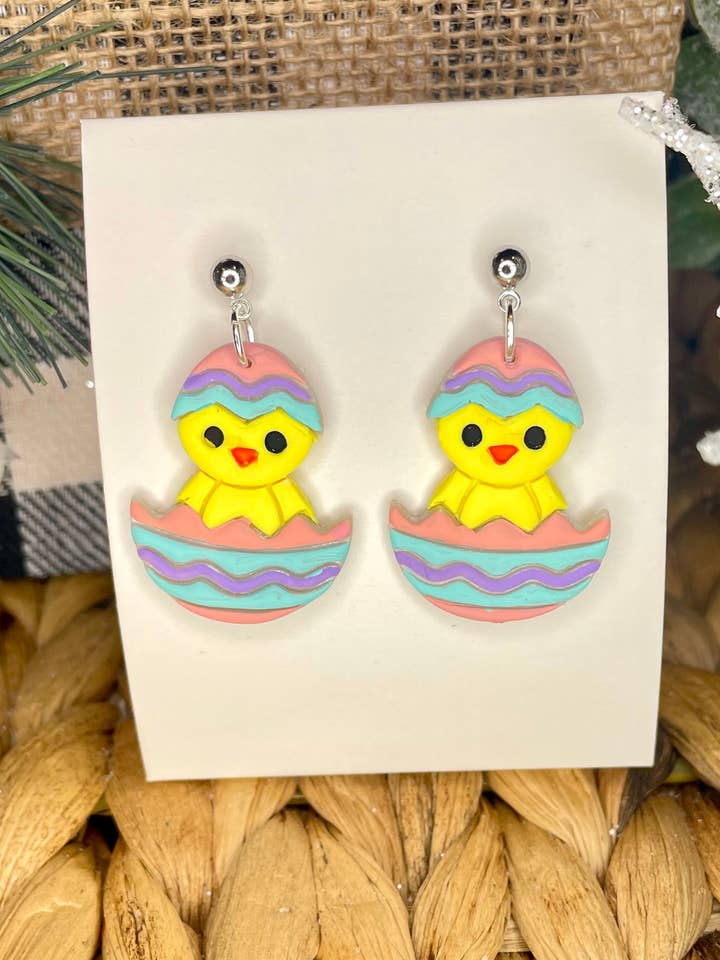 Boucles d'oreilles pendantes en argile faites à la main Hatching Chicken pour la vente par KBH CREATIONS