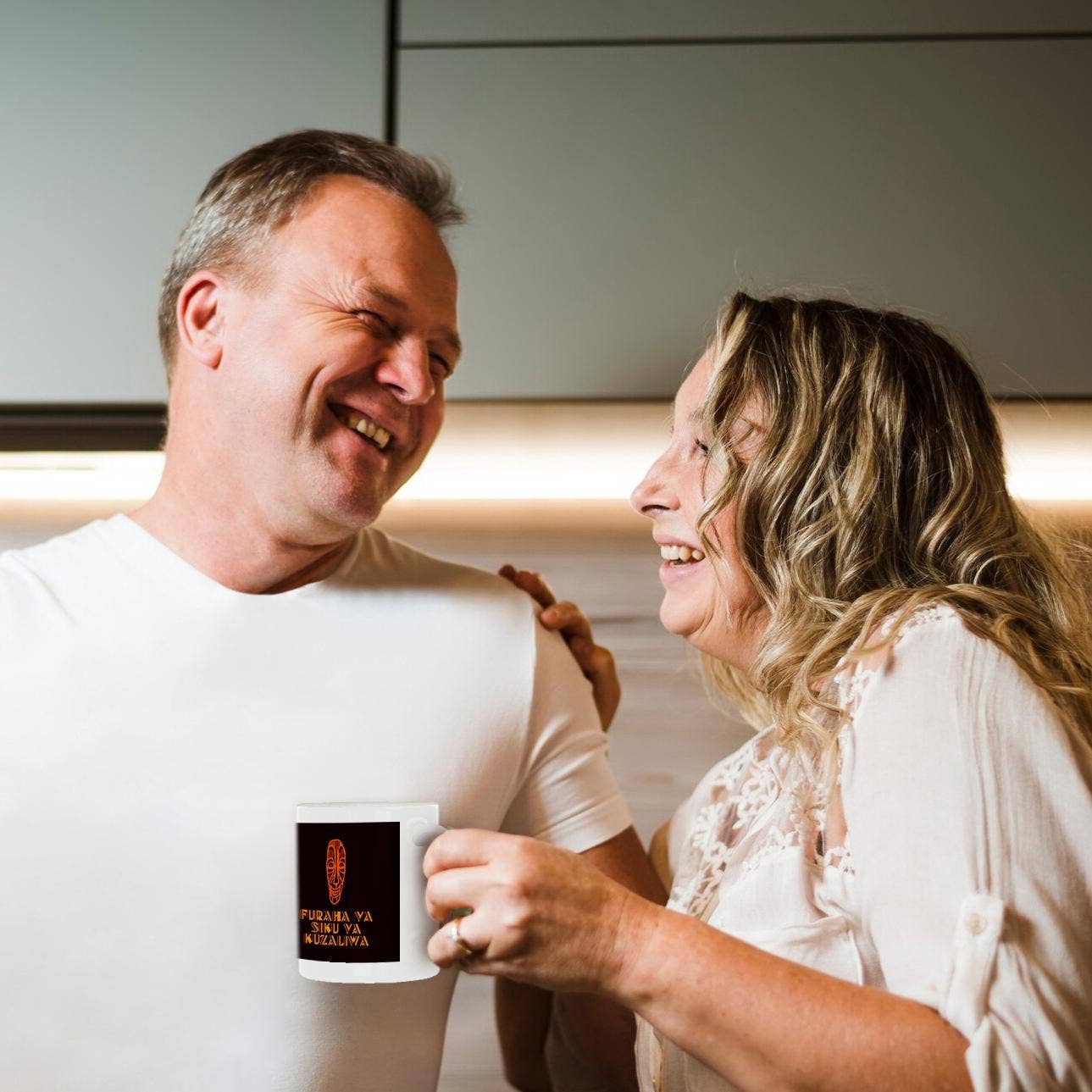 3dRose – Großhandel Kaffeebecher – 3dRose, Bild einer afrikanischen Maske und "Happy Birthday" auf Swahili auf braunem Hintergrund, Tasse10