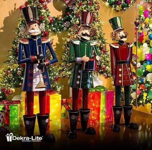 Zaer Ltd. International - Vente Casse-noisette de Noël - Casse-noisette bleu fer de 59 po de haut tenant la trompette « Harold »5