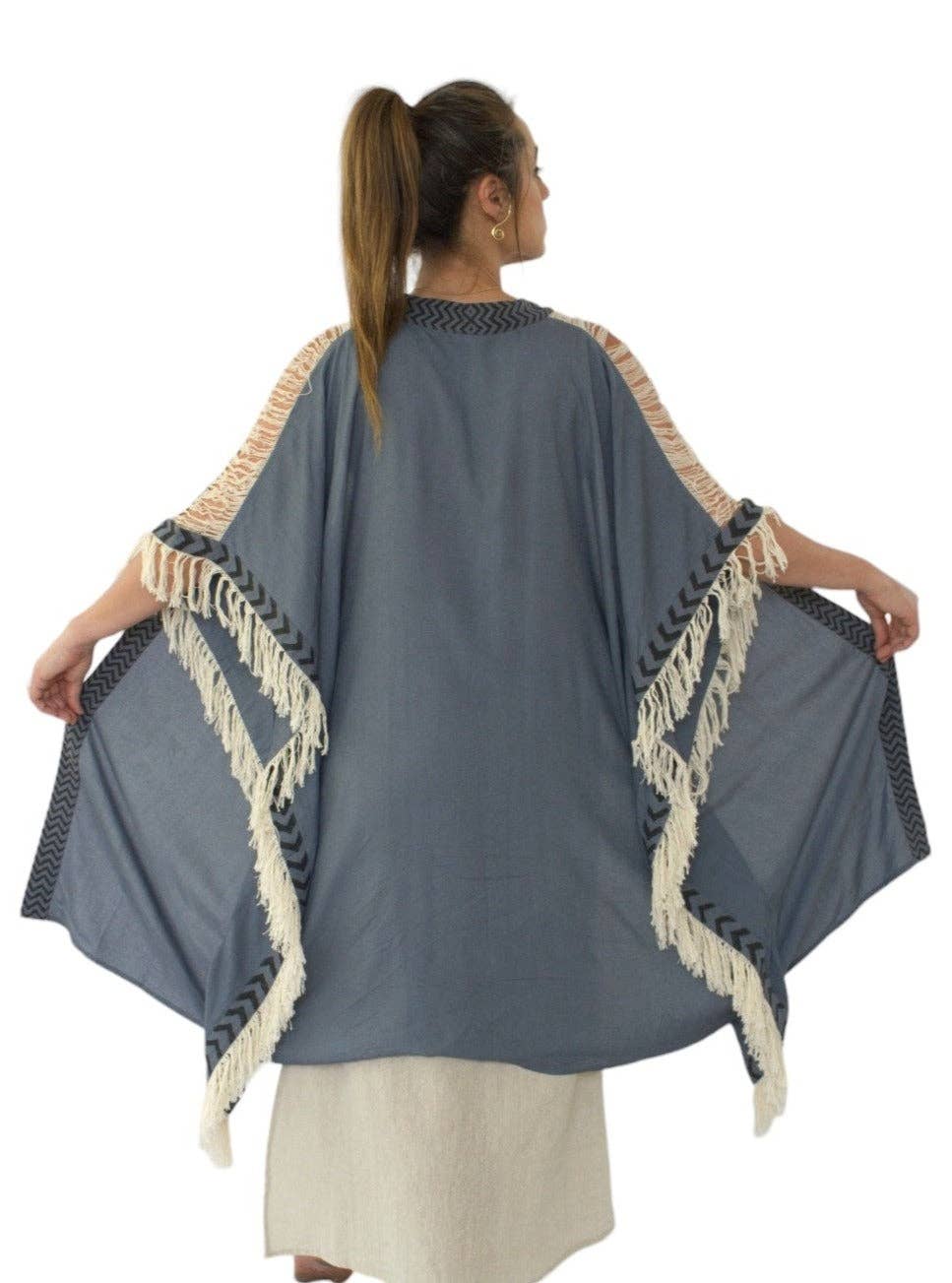 Sacred Ceremony - Venta al por mayor Kimono - Mujer - Poncho azul vaquero con flecos en la espalda cerrada6