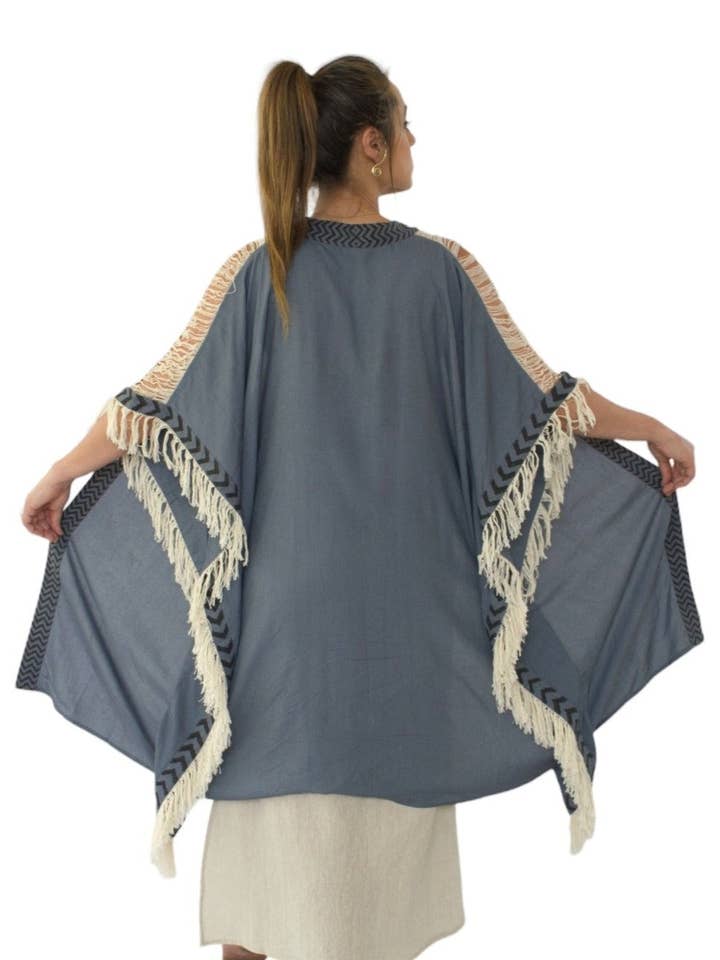 Sacred Ceremony - Venta al por mayor Kimono - Mujer - Poncho azul vaquero con flecos en la espalda cerrada6