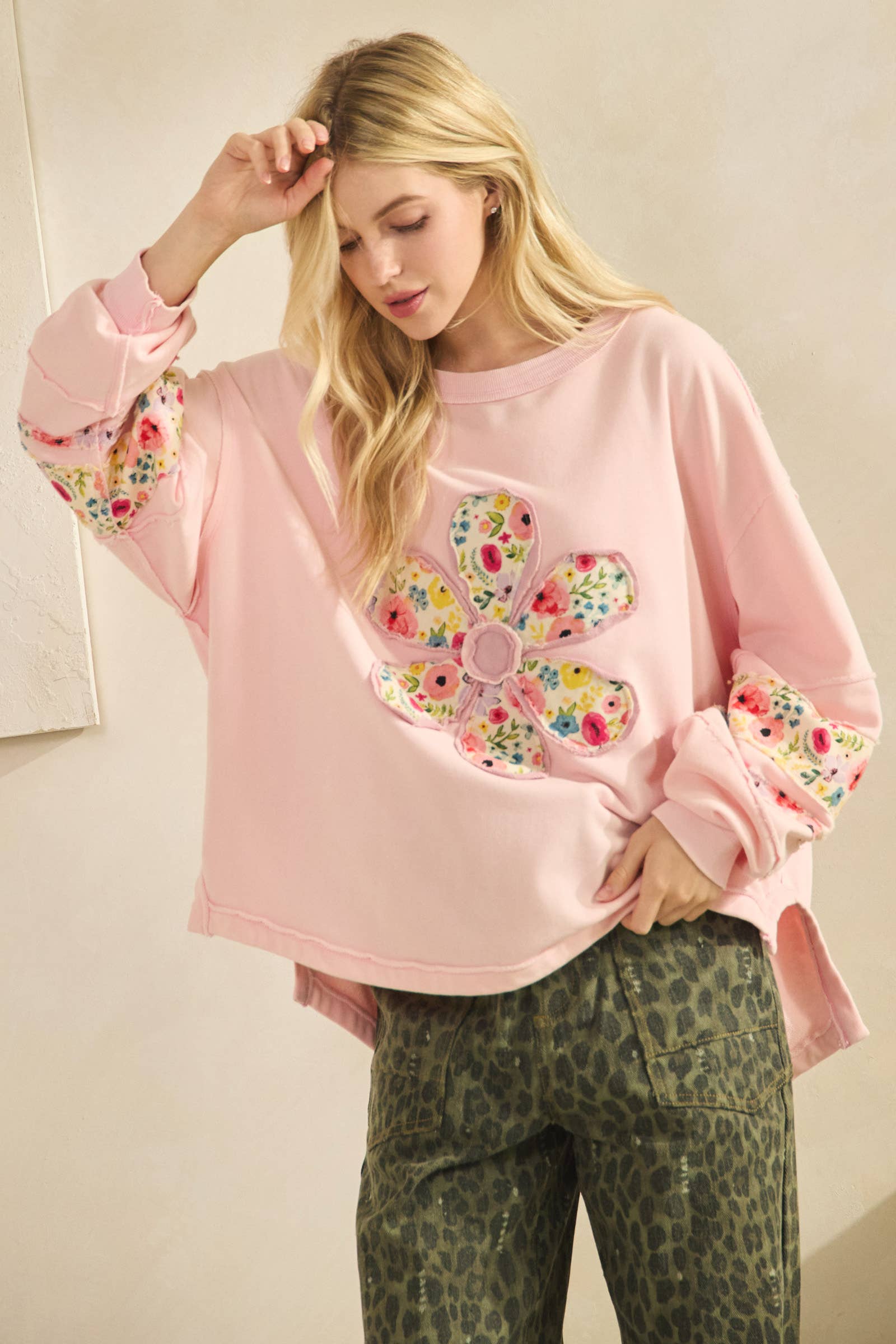 Sage + Fig - Wholesale Sweatshirt - Women's - LONG SLEEVES WITH DAISY PATCH APPLIQUE SWEATSHIRTS (ST7240) 18