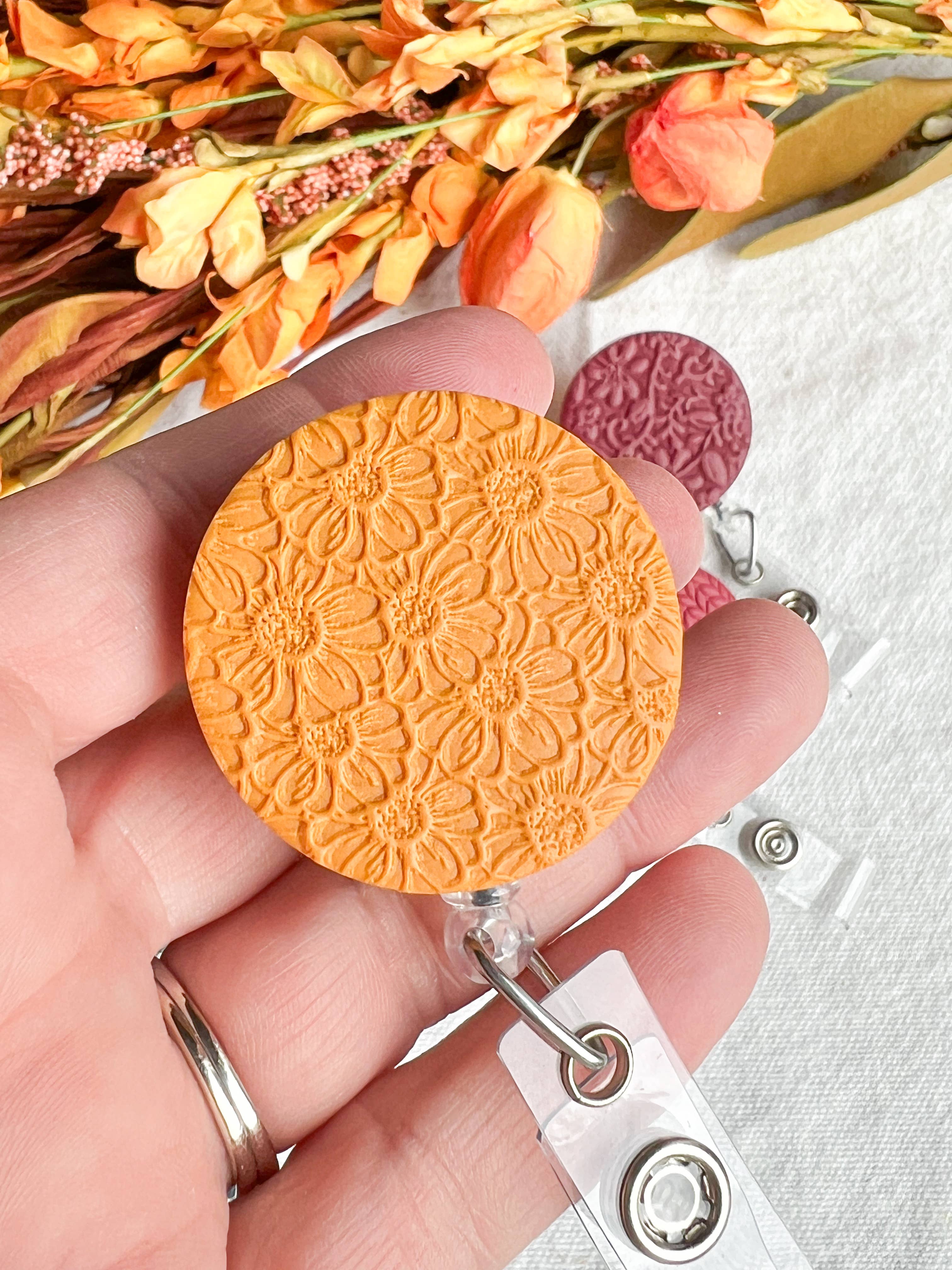 Morning Dew Designs - Vente Accessoire de badge – femme - Badges d'identification pour infirmières/enseignantes en argile polymère texturée et colorée7