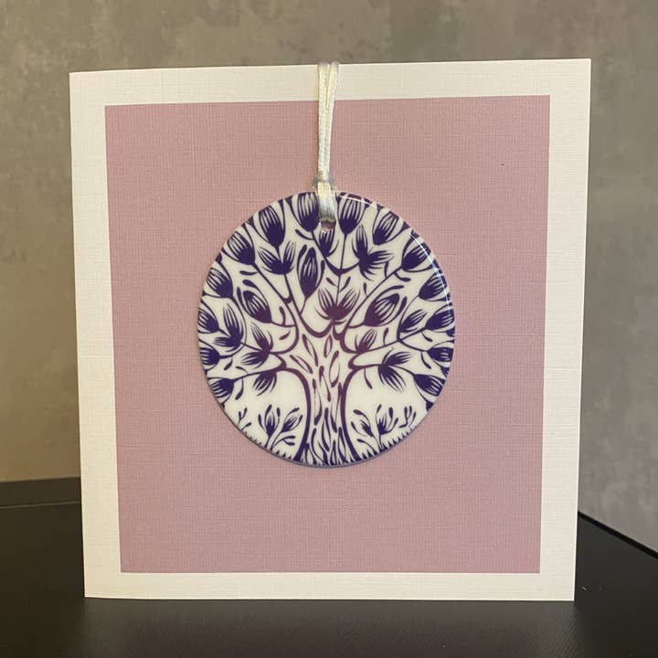 Biglietto di auguri con l'albero della vita e regalo in ceramica per la vendita all'ingrosso da parte di By Erin Cards and Gifts Ltd