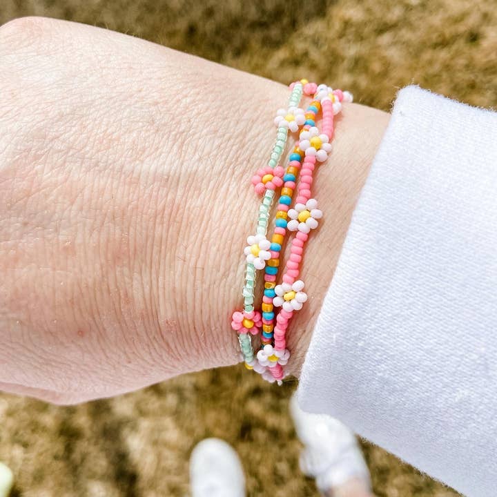 Pastelroze Daisy-armband/enkelbandje voor wholesale door Dainty Daisy Bead Co.