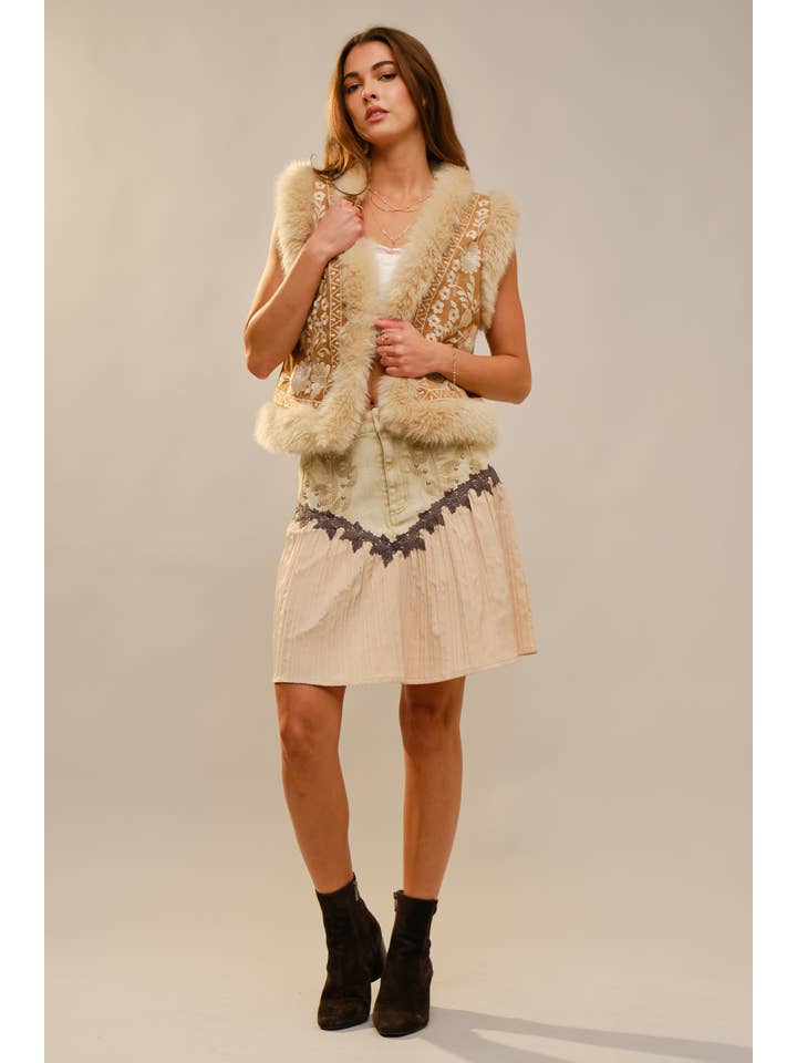 BEIGE 91718V Bestickte Wildlederweste mit Pelzbesatz für den Großhandel auf Faire4