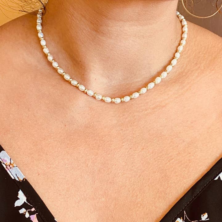 Collier ras de cou et perles blanches dorées Pretty Lady pour la vente par Lexi Jewelry