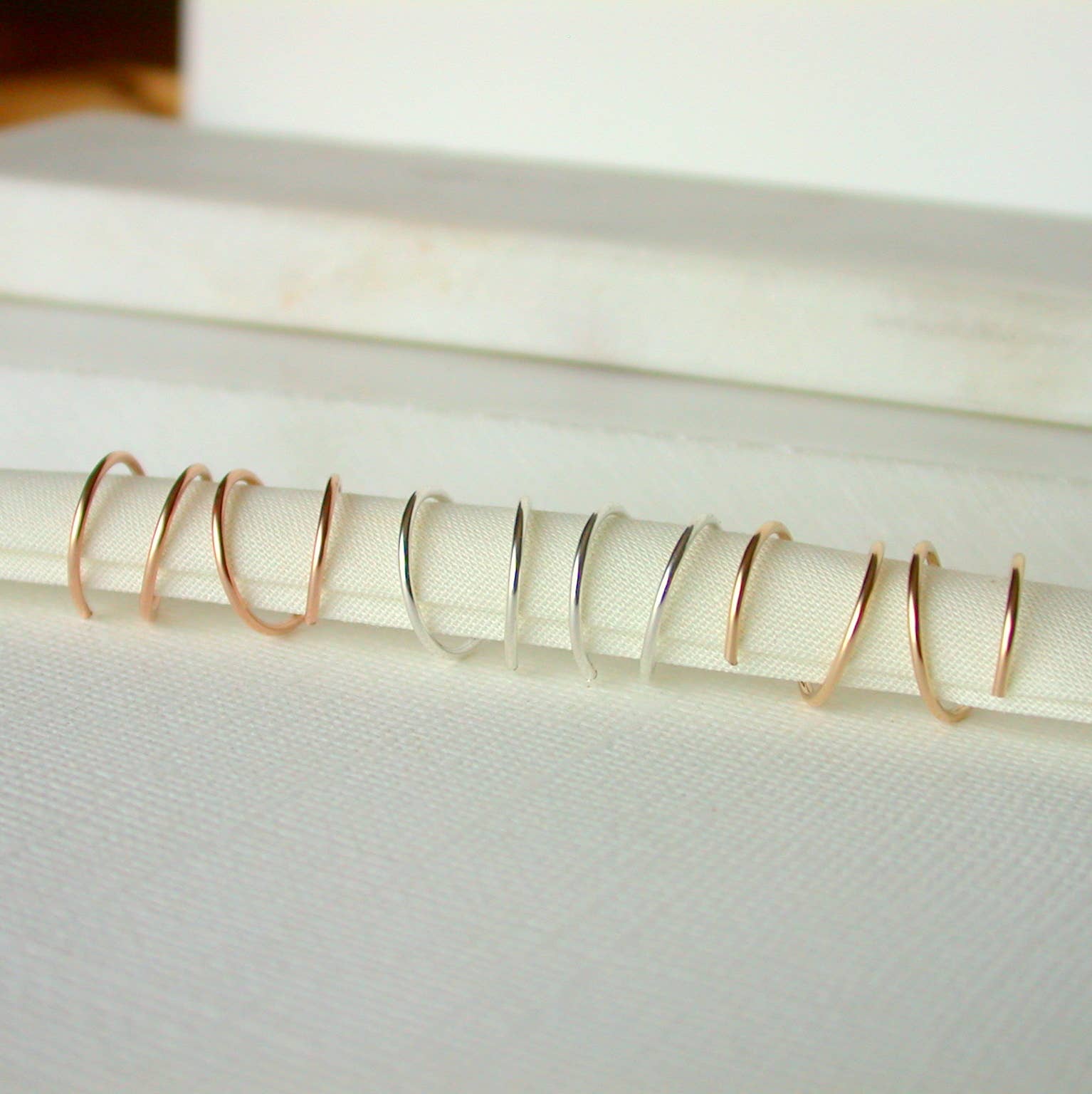 Linda Trent Jewelry - Vendita all'ingrosso Orecchini a cerchio - Cerchi Mini Twist Thread. Look a doppio cerchio.1