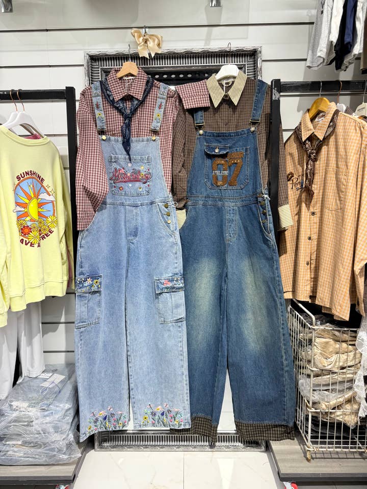 Peto vaquero de pierna ancha con flores bordadas para venta al por mayor de Chilli Girl Collection