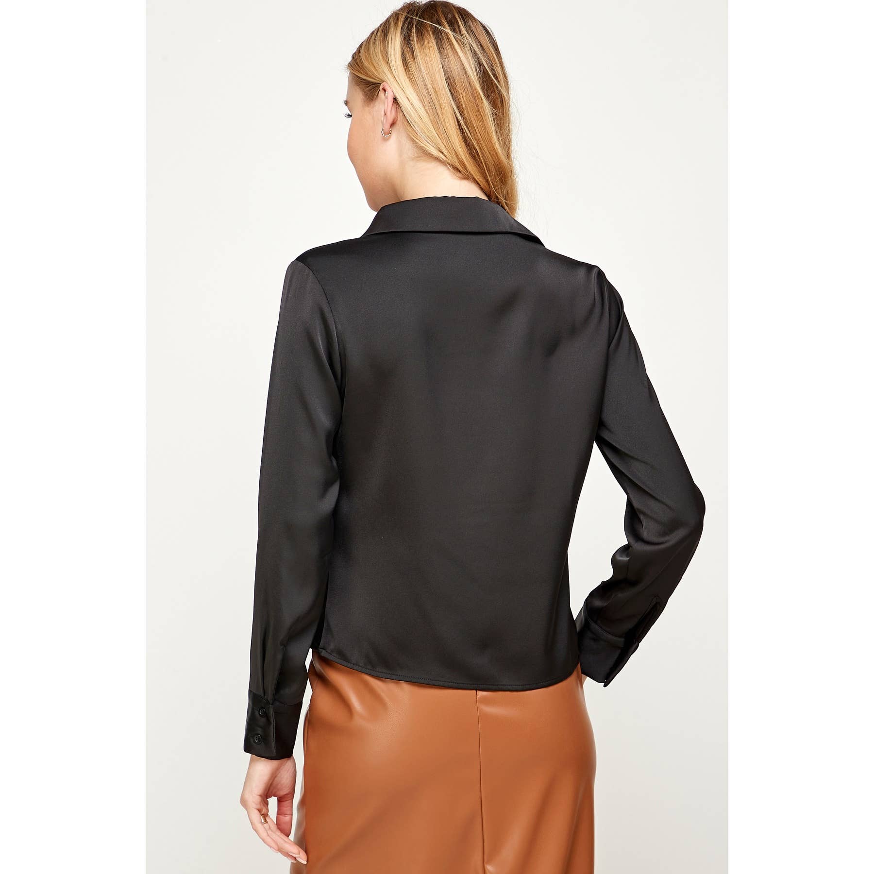 Sans Souci – Camisa com botões no colarinho – Mulher por atacado – CAMISA COM BOTÕES DE CETIM FRANZIDO2