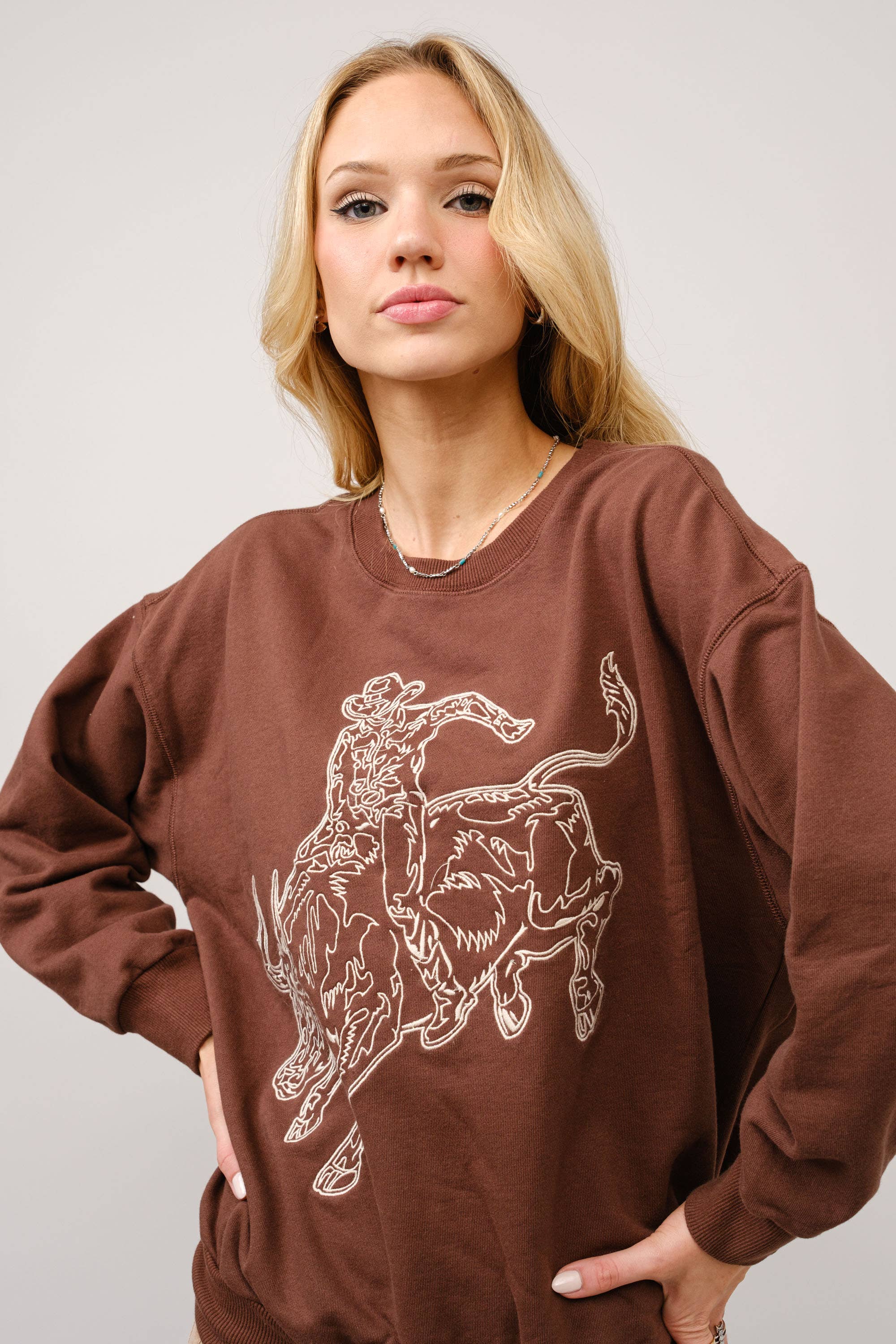Blue B – Engroshandel Grafisk Sweatshirt - Dame – 36327T - Broderet western pullover-sweatshirt2