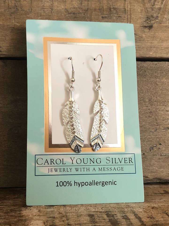 Boucles d’oreilles plume d’aigle en fil suspendu sur carte pour la vente par Carol Young Silver