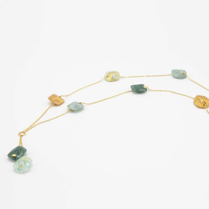 Långt halsband med 8 mini-kuber i grönt och guld (kopia) för wholesale av FATES, style with a story