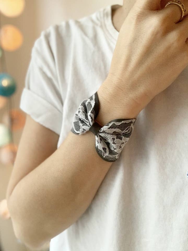 schwarze Spitzenmanschette für den Großhandel von Little Madame