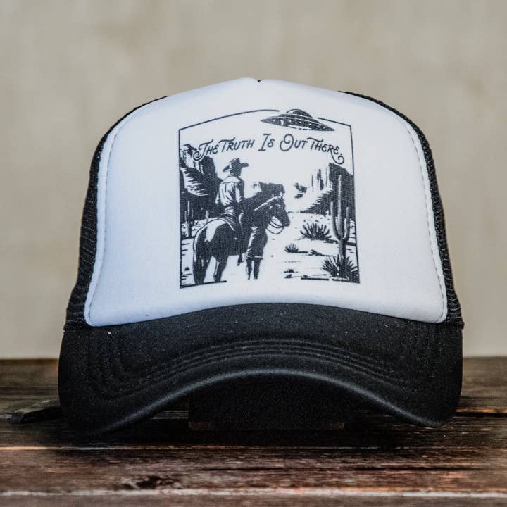 Trucker-Kappe | Handbedruckt | Die Wahrheit ist irgendwo da draußen | Schwarze Kappe für den Großhandel von In Blue Handmade