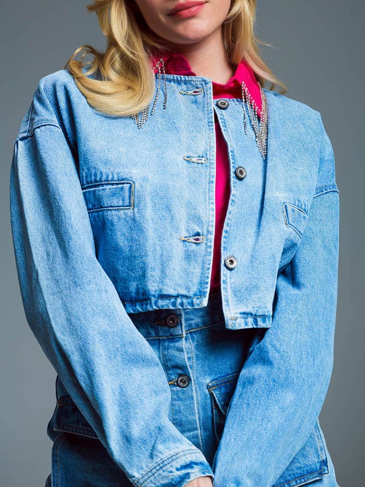 veste courte en jean décontractée avec poches passepoilées sur la poitrine en couleur claire pour la vente par Q2—All Orders:Free Duties for the US,UK,and Canada