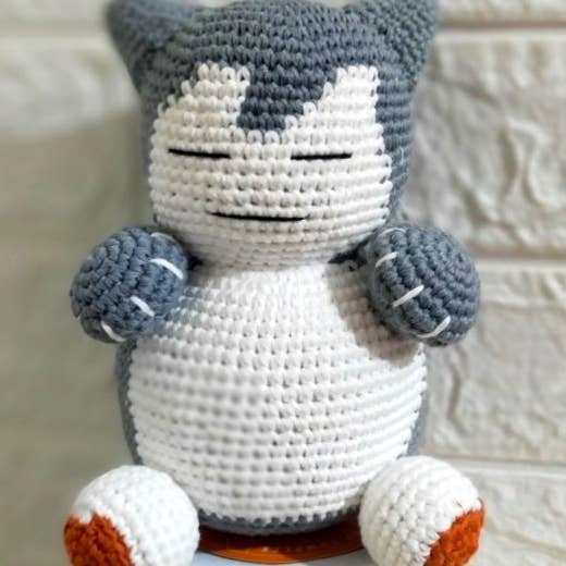 The Crochet Toy Store – Großhandel Kuschel-/Plüschtier – Kind & Baby – Süßes handgemachtes Snorlax Pokemon Amigurumi Gehäkeltes Plüschtier