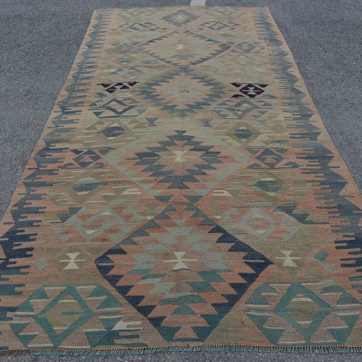 Beige & grøn kilim tæppe, 5,3x11,1 ft vævet område tæppe for engroshandel hos Vintage Rugs Loom