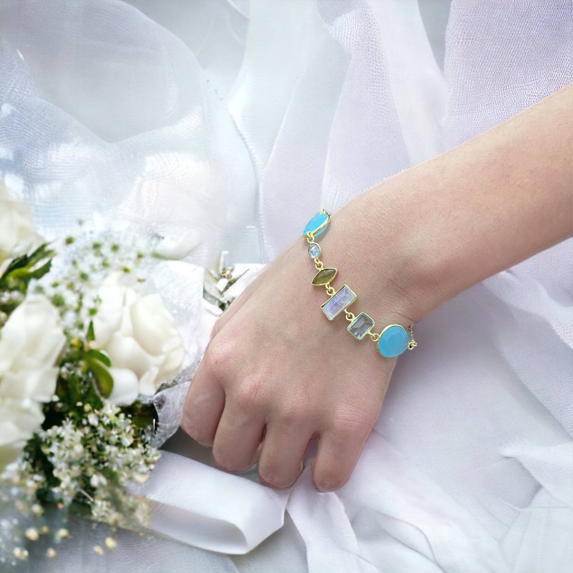 MadamLili - Vente Bracelets à breloques/pendentifs - Bracelet multi-pierres précieuses plaqué or 925 avec péridot, aigue-marine, calcédoine et pierre de lune4