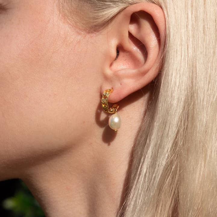 Brittney Pearl Huggie øreringe for engroshandel hos G & G Jewelry