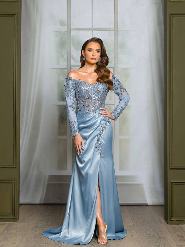 Vestito lungo a spalle scoperte con maniche lunghe 7569 per la vendita all'ingrosso da parte di RICARICA INC.